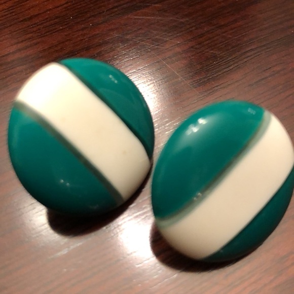 VINTAGE EMERALD GREEN & WHITE ROUND EARRINGS CENTRE BACK POST 7/8”Diameter- #484 - Picture 5 of 6